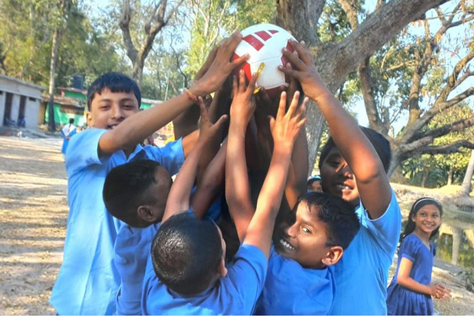 ボールで遊ぶ現地の子どもたち