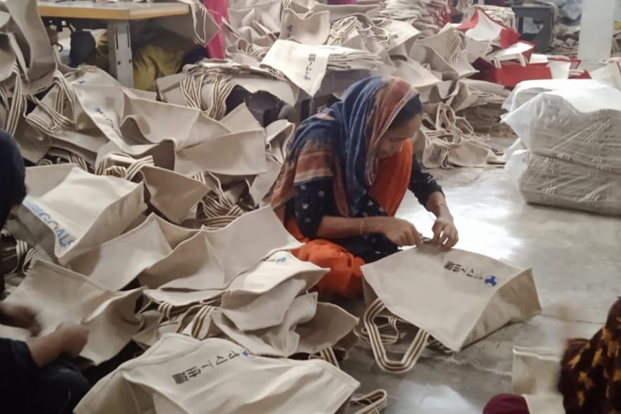 工場にてエコバッグ製造