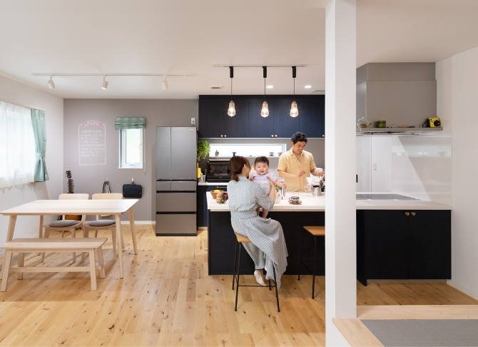 全館空調で温度変化の少ない空間。回遊できる平屋の住まい