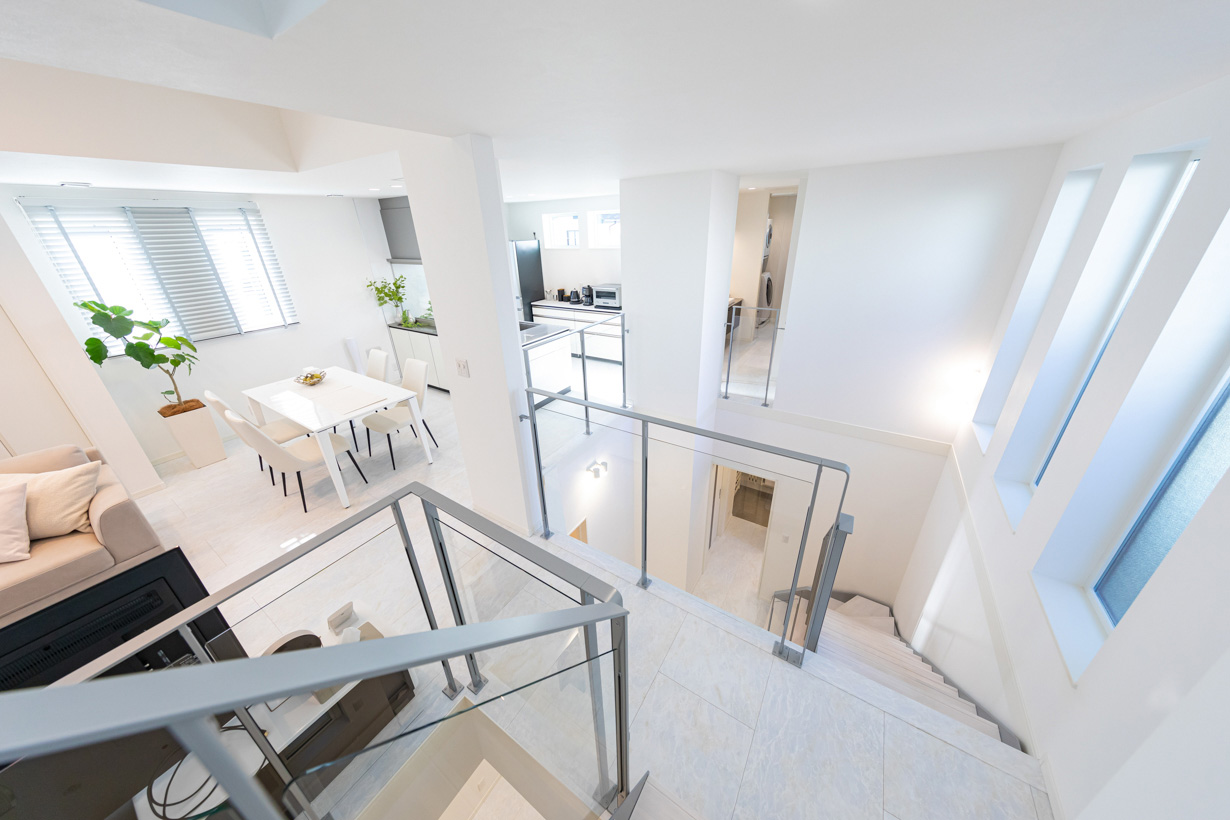 開放感あふれる吹き抜けのLDK空間