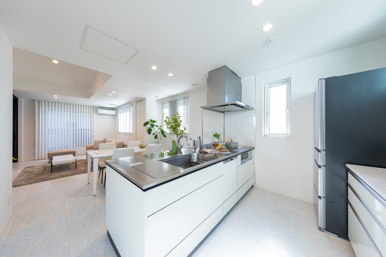 家族みんなで料理ができる広々キッチン