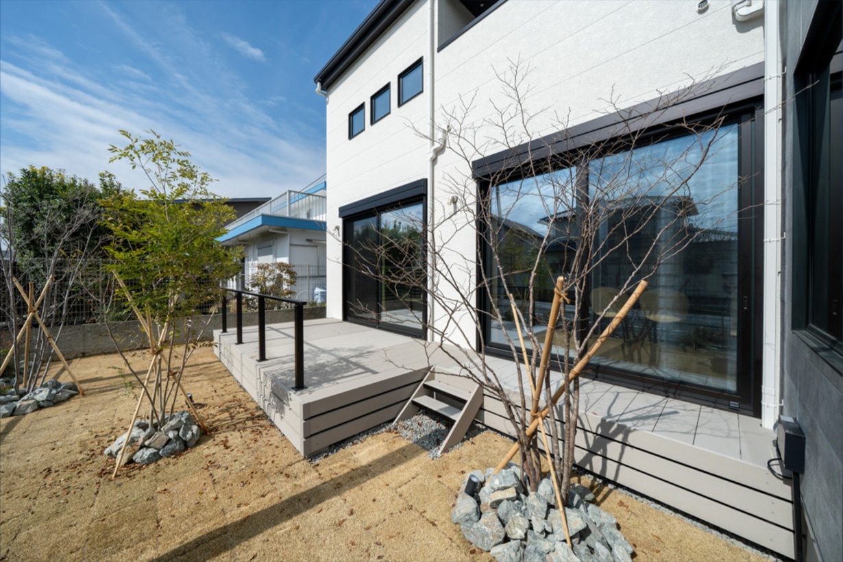 夏はBBQやプール、冬はおうちキャンプなど、広々としたウッドデッキ