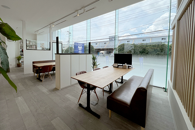 明るく落ち着いた店内