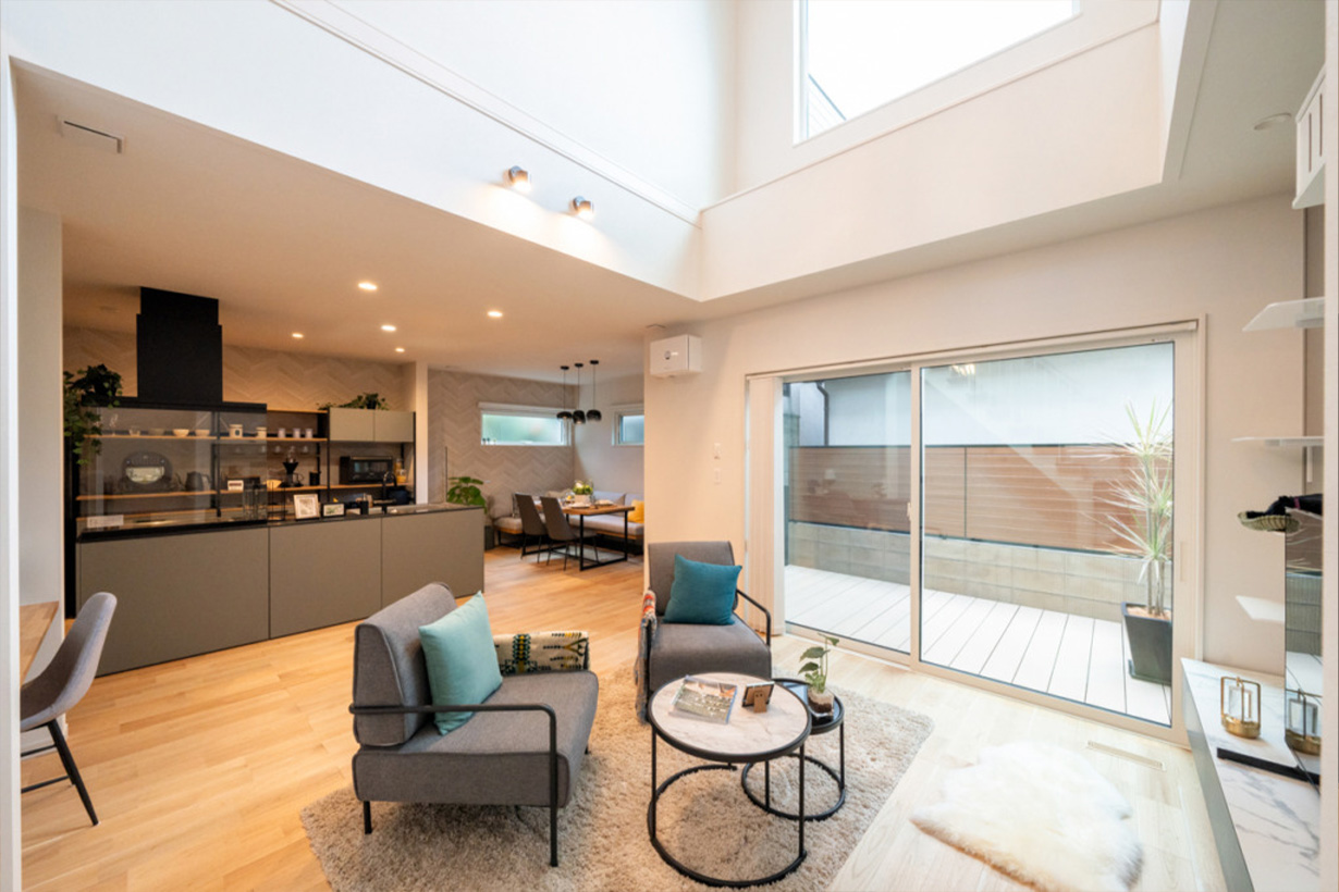 約22帖のLDKは、ウッドデッキとつながる開放的な空間。