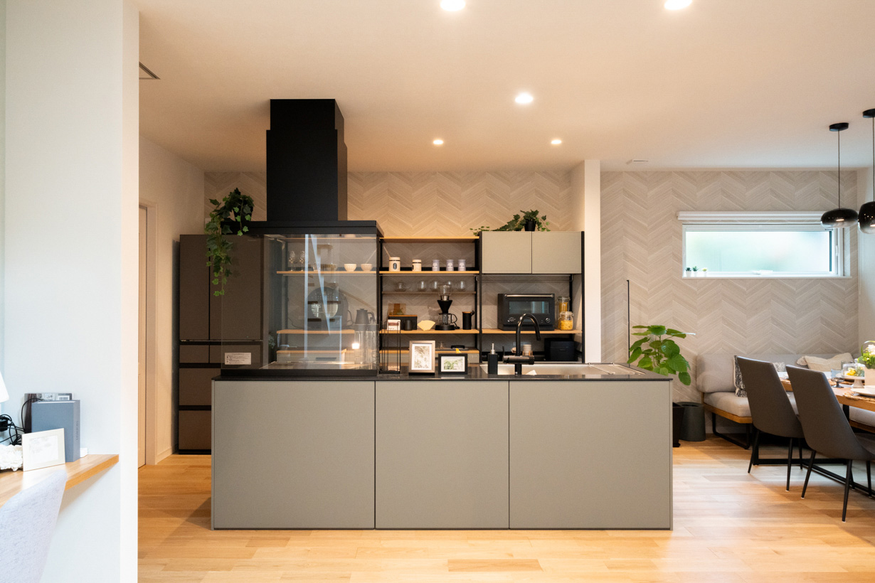 インテリアと調和するデザイン性のキッチン