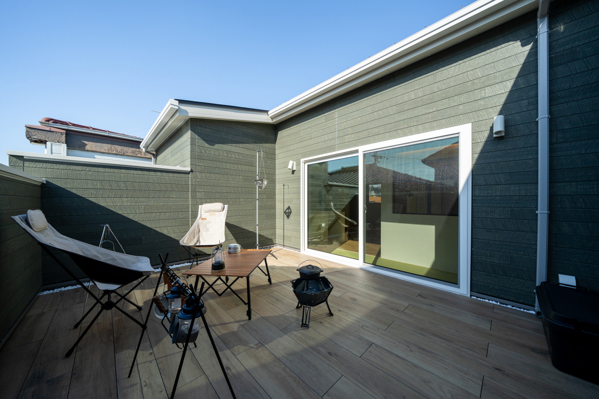 周囲の視線が気にならないプライベートな空間を演出する屋上庭園