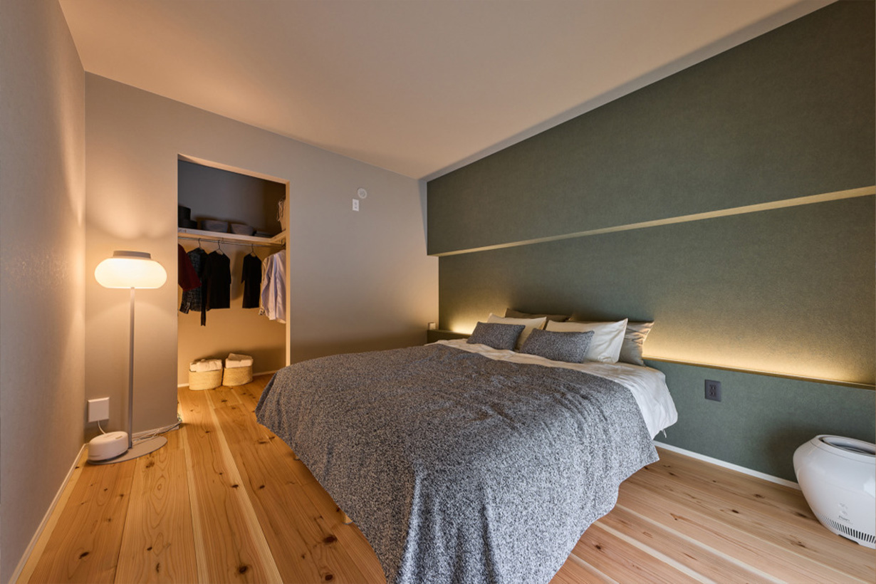 落ち着いた色合いと間接照明が心を和ませる、静かで快適な主寝室。