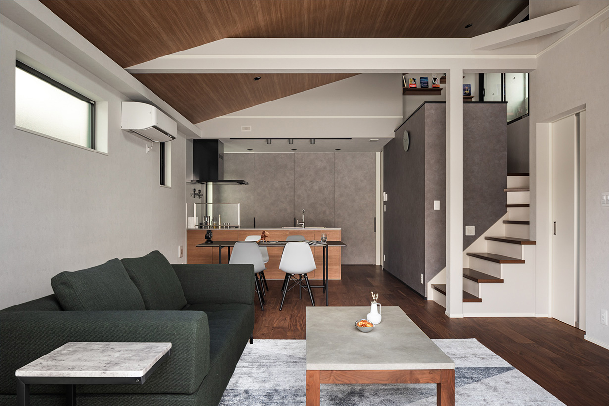 勾配天井と吹き抜けが生み出す開放感。