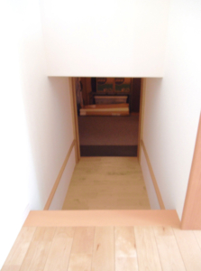 <span style="color: #666699; font-size: 8pt;">▲小上がり階段の反対側に設けた、半地下の「蔵」。<br>
蔵の中にはLANや十分な電源を設置しているので、パソコンを利用することもできる。</span>