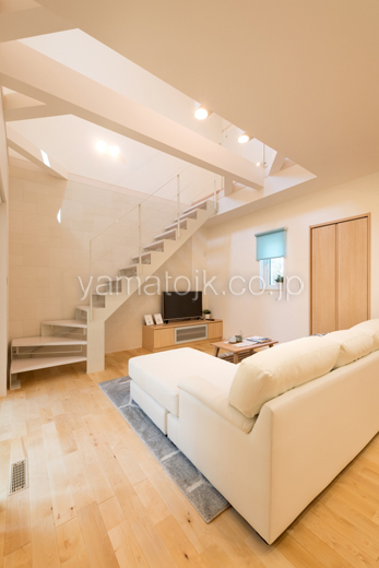 ［京都府宇治市：モデルハウス]京都南住宅展示場／ダブル断熱／nearly zeh／リビング／吹き抜け／ストリップ階段