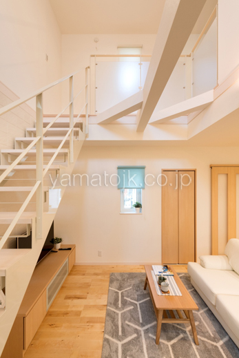 ［京都府宇治市：［京都府宇治市：モデルハウス]京都南住宅展示場／ダブル断熱／nearly zeh／リビング／吹き抜け／ストリップ階段]京都南住宅展示場／ダブル断熱／nealy zeh／リビング／吹き抜け／ストリップ階段