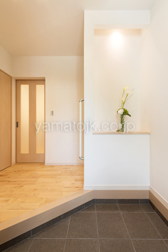 ［京都府宇治市：モデルハウス]京都南住宅展示場／ダブル断熱／nearly zeh／玄関／ニッチ／ホール