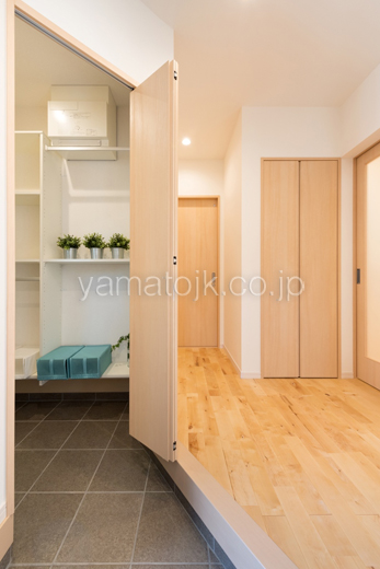 ［京都府宇治市：モデルハウス]京都南住宅展示場／ダブル断熱／nearly zeh／玄関／シューズクローク／ホール