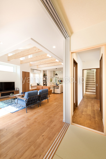 ［大阪府貝塚市：モデルハウス]南大阪南住宅展示場／ダブル断熱／nearly zeh／ホール／廊下／和室／リビング／階段