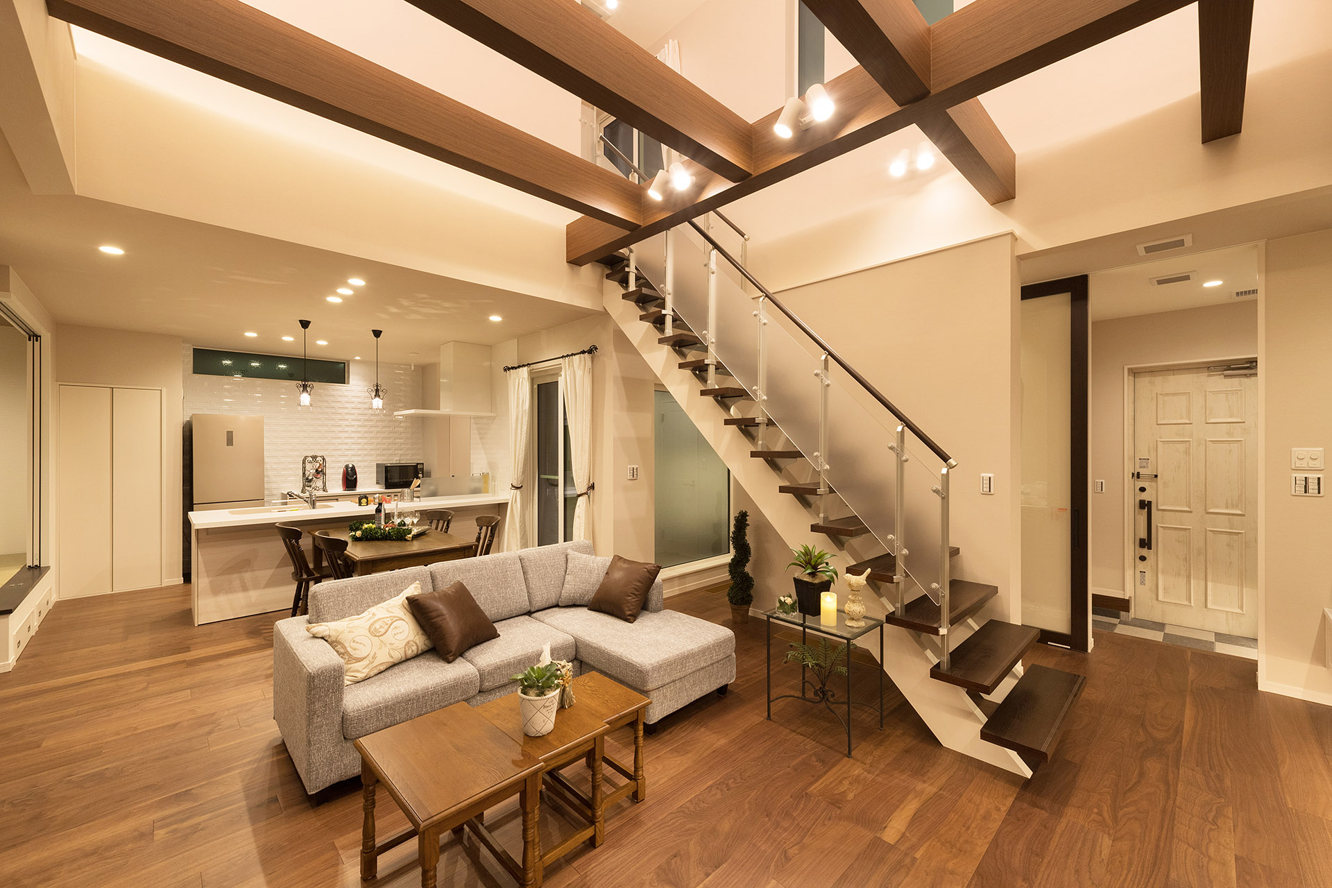 ［和歌山県和歌山市:モデルハウス]和歌山住宅展示場／ダブル断熱／ZEH／全館空調／リビング／ダイニング／オープンキッチン／吹き抜け／ストリップ階段