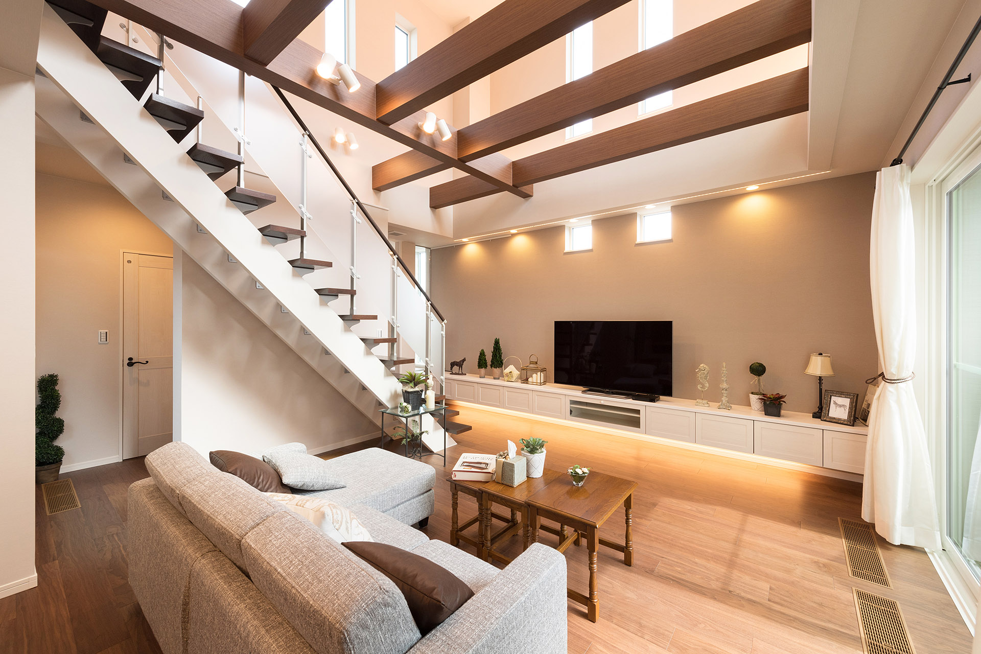 ［和歌山県和歌山市:モデルハウス]和歌山住宅展示場／ダブル断熱／ZEH／全館空調／リビング／吹き抜け／ストリップ階段