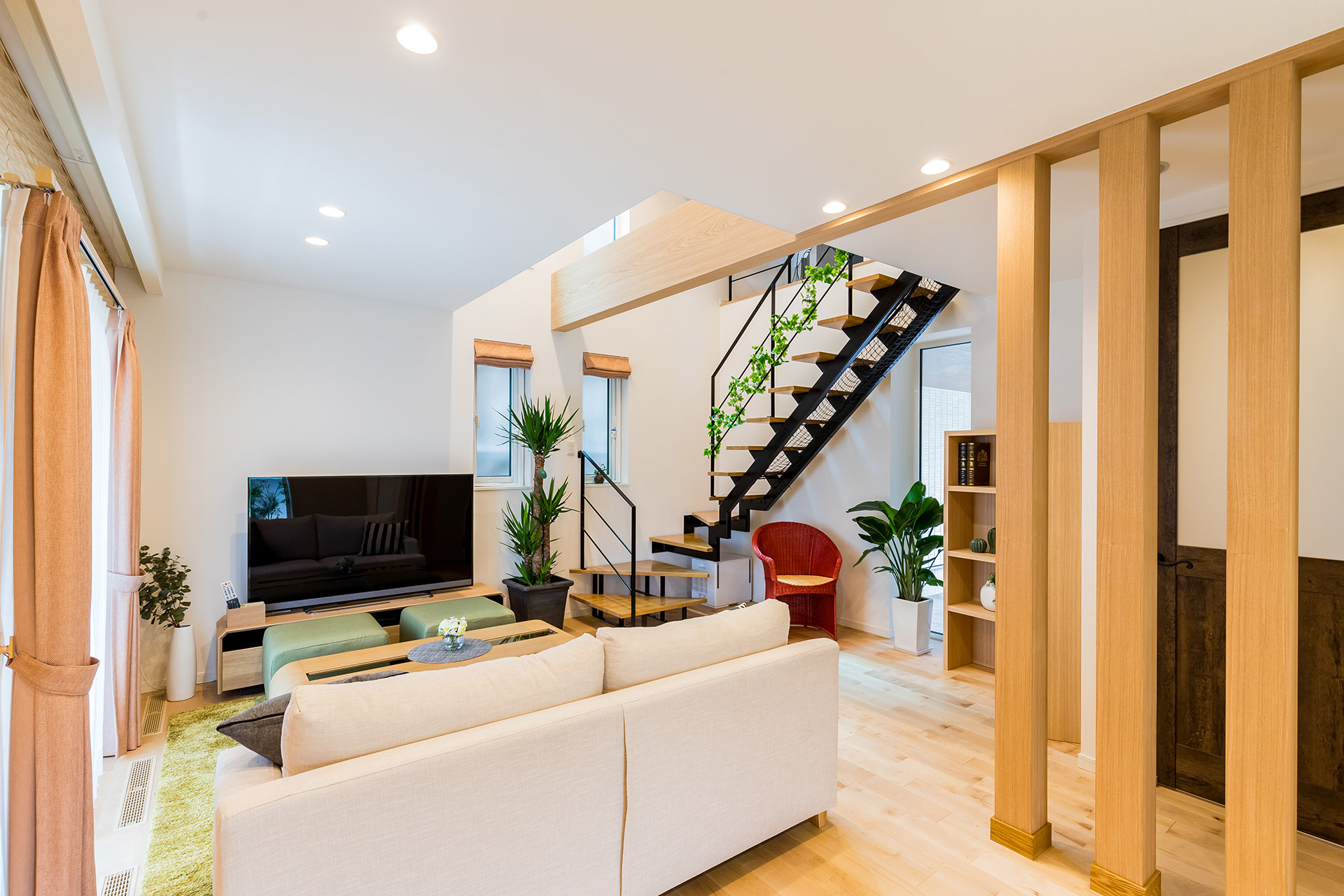 ［埼玉県川口市:モデルハウス]川口住宅展示場／全館空調の家／ZEH／ダブル断熱／３階建て／インナーガレージ／リビング／吹き抜け／ストリップ階段