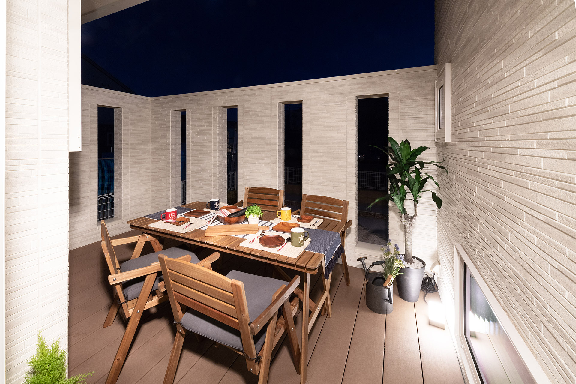 ［兵庫県姫路市:モデルハウス]姫路住宅展示場／全館空調の家／ZEH／ダブル断熱／IOTシステム／ロジア（夜景）／テラス／ウッドテラス