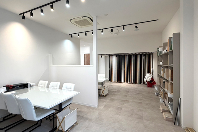 明るく落ち着いた店内