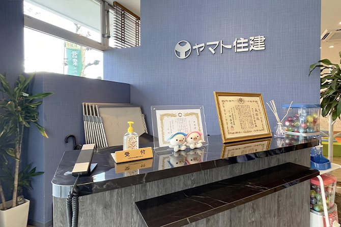 明るく開放的な店内