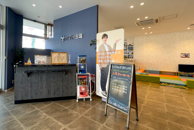 明るく開放的な店内