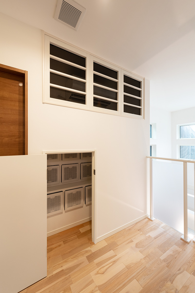 ［兵庫県伊丹市］ダブル断熱仕様のZEH（ゼロエネルギーハウス）ヤマト住建モデルハウスの吹き抜けと2階ホール