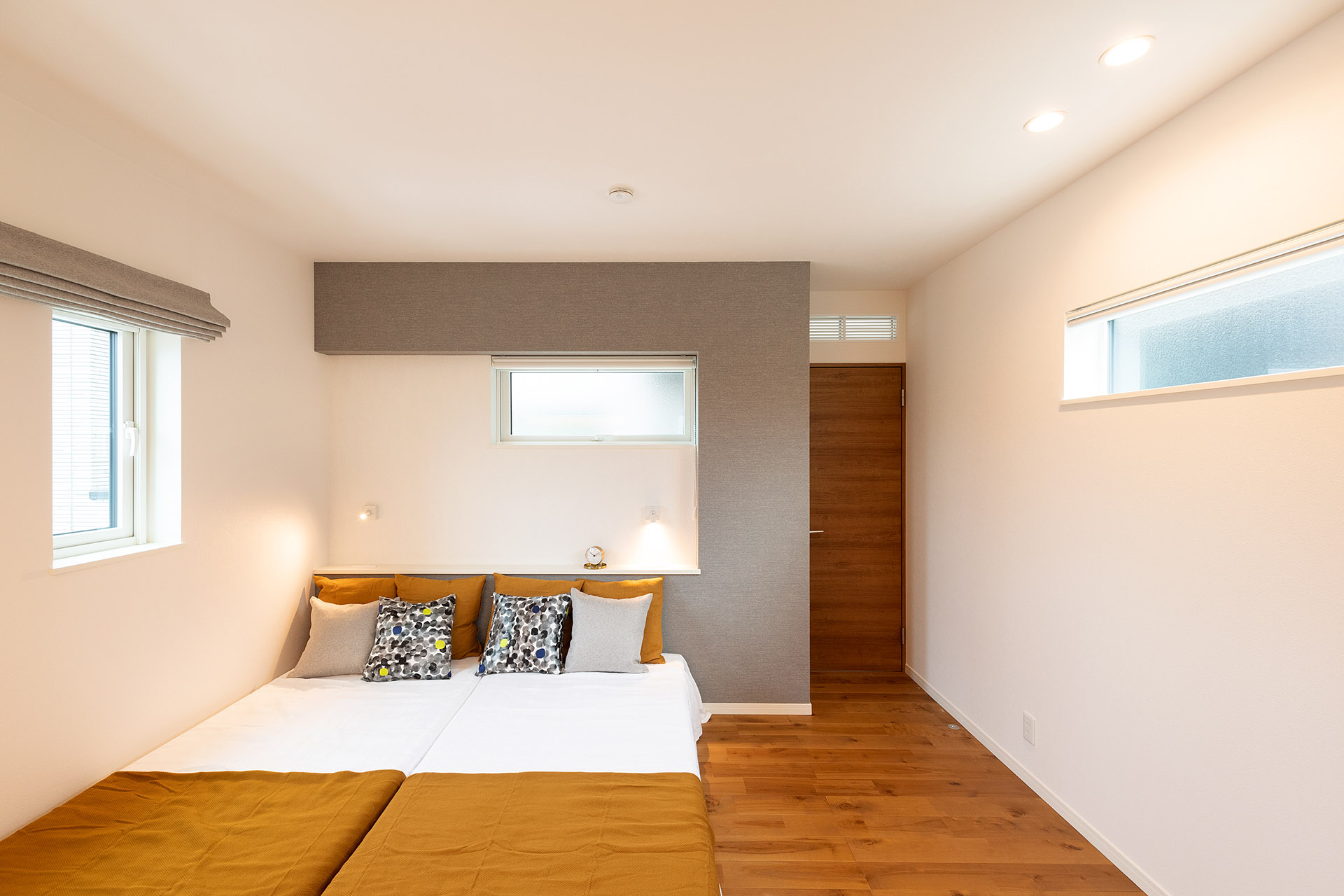 ［兵庫県伊丹市］ダブル断熱仕様のZEH（ゼロエネルギーハウス）ヤマト住建モデルハウスのfix窓とスカイガーデンから光が入る2階ホール