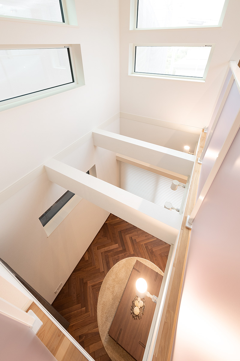 ［兵庫県伊丹市］ダブル断熱仕様のZEH（ゼロエネルギーハウス）ヤマト住建モデルハウスのリビングと縦に繋がる日当たりの良い吹き抜け