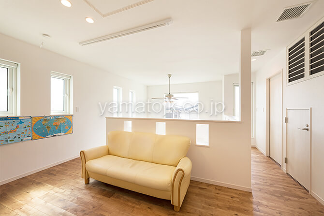 ［兵庫県川西市］ダブル断熱仕様のZEH（ゼロエネルギーハウス）ヤマト住建の建築実例お客様のお家の吹き抜けに面したファミリースペース