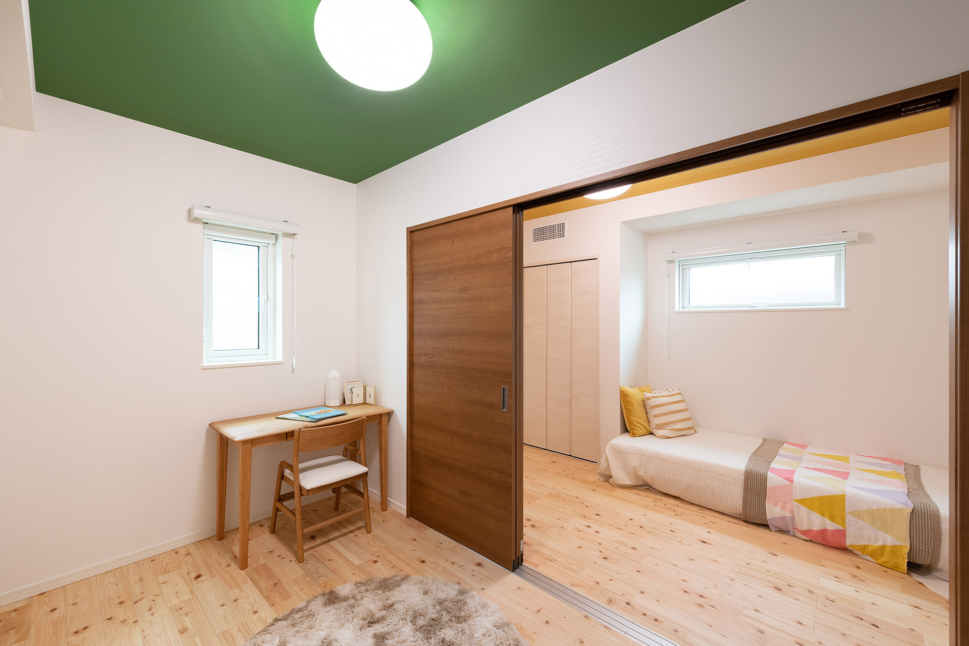 ［兵庫県伊丹市］ダブル断熱仕様のZEH（ゼロエネルギーハウス）ヤマト住建モデルハウスのアクセントクロスの間仕切り付き子供部屋