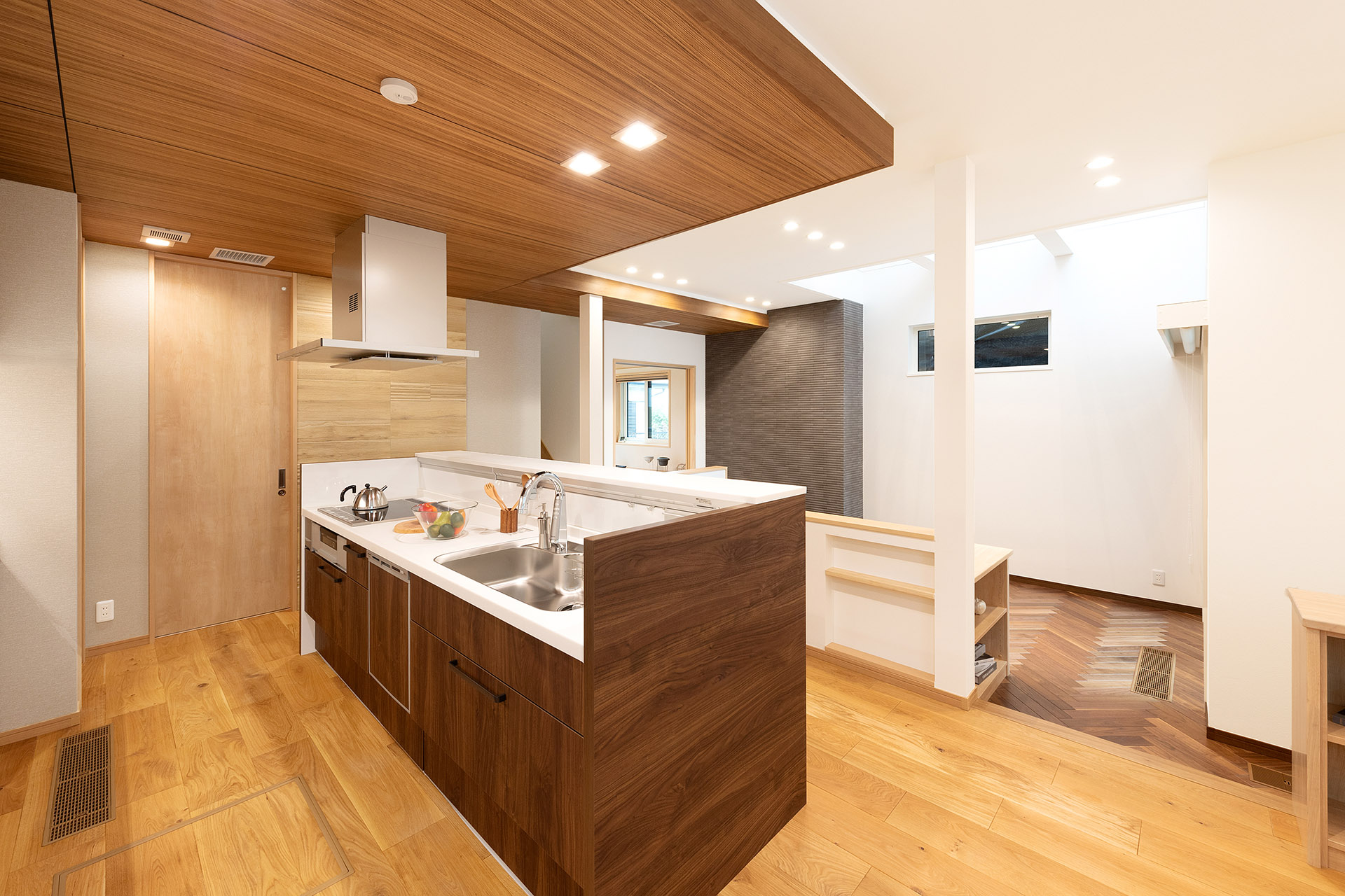 ［兵庫県伊丹市］ダブル断熱仕様のZEH（ゼロエネルギーハウス）ヤマト住建モデルハウスの空間全体を見渡せるキッチン