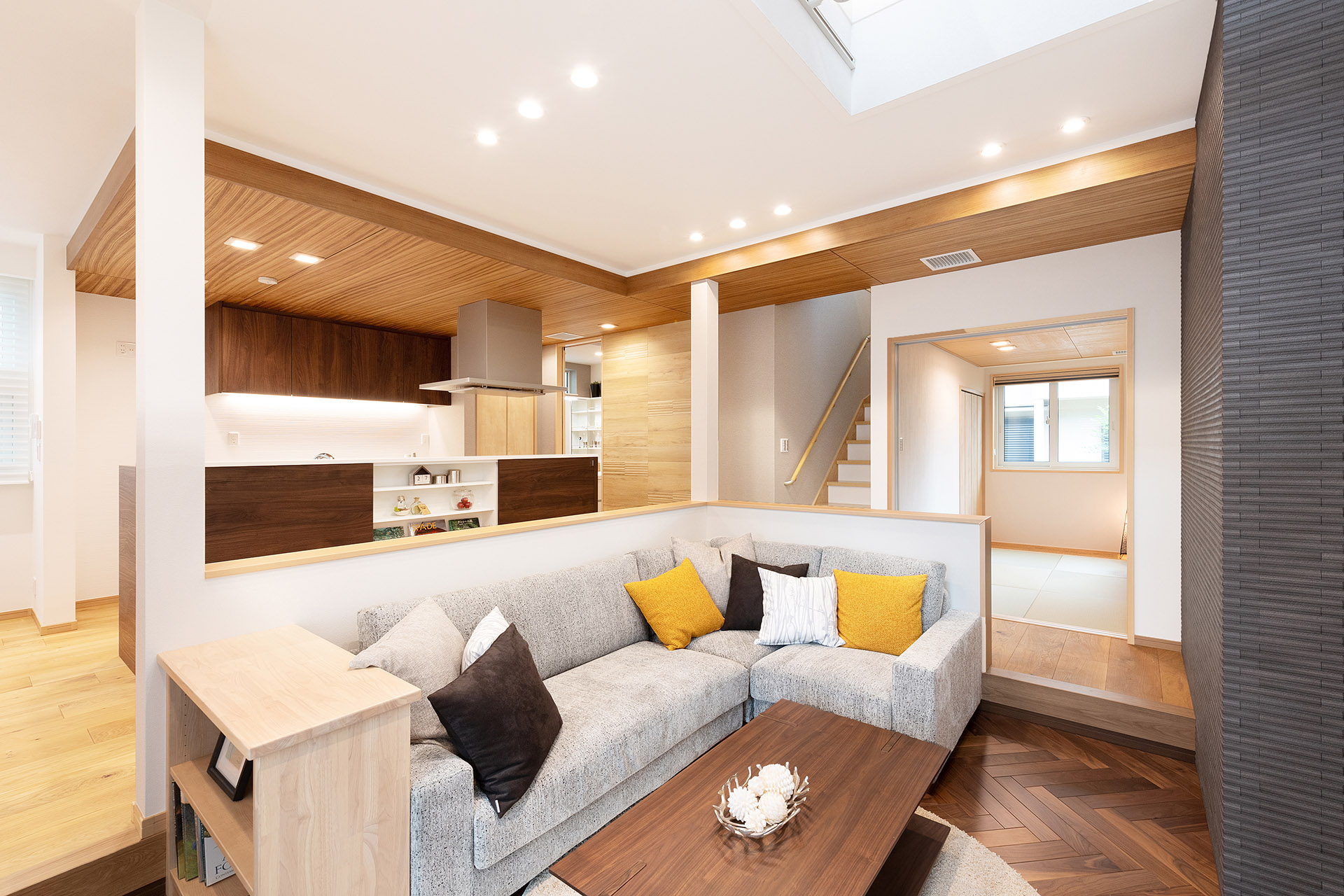 ［兵庫県伊丹市］ダブル断熱仕様のZEH（ゼロエネルギーハウス）ヤマト住建モデルハウスのダウンフロアリビングと和室