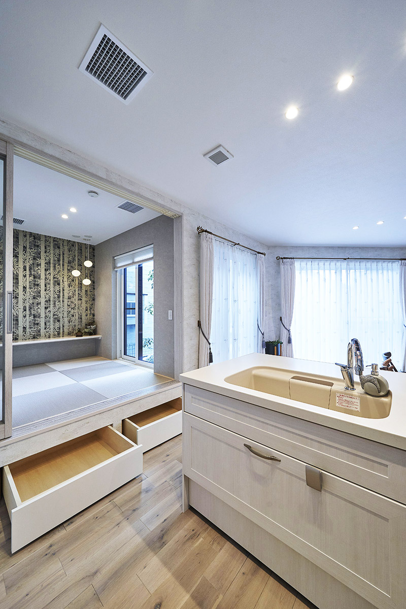 ［埼玉県上尾市］ダブル断熱仕様で電気を自給自足するZEH（ゼロエネルギーハウス）ヤマト住建モデルハウスの床下収納付きの小上がり和室