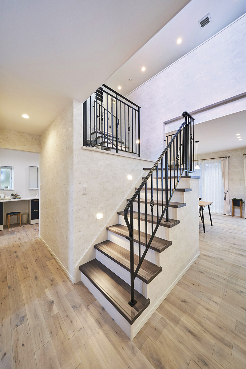 ［埼玉県上尾市］ダブル断熱仕様で電気を自給自足するZEH（ゼロエネルギーハウス）ヤマト住建モデルハウスのアイアン手すりのひな壇階段