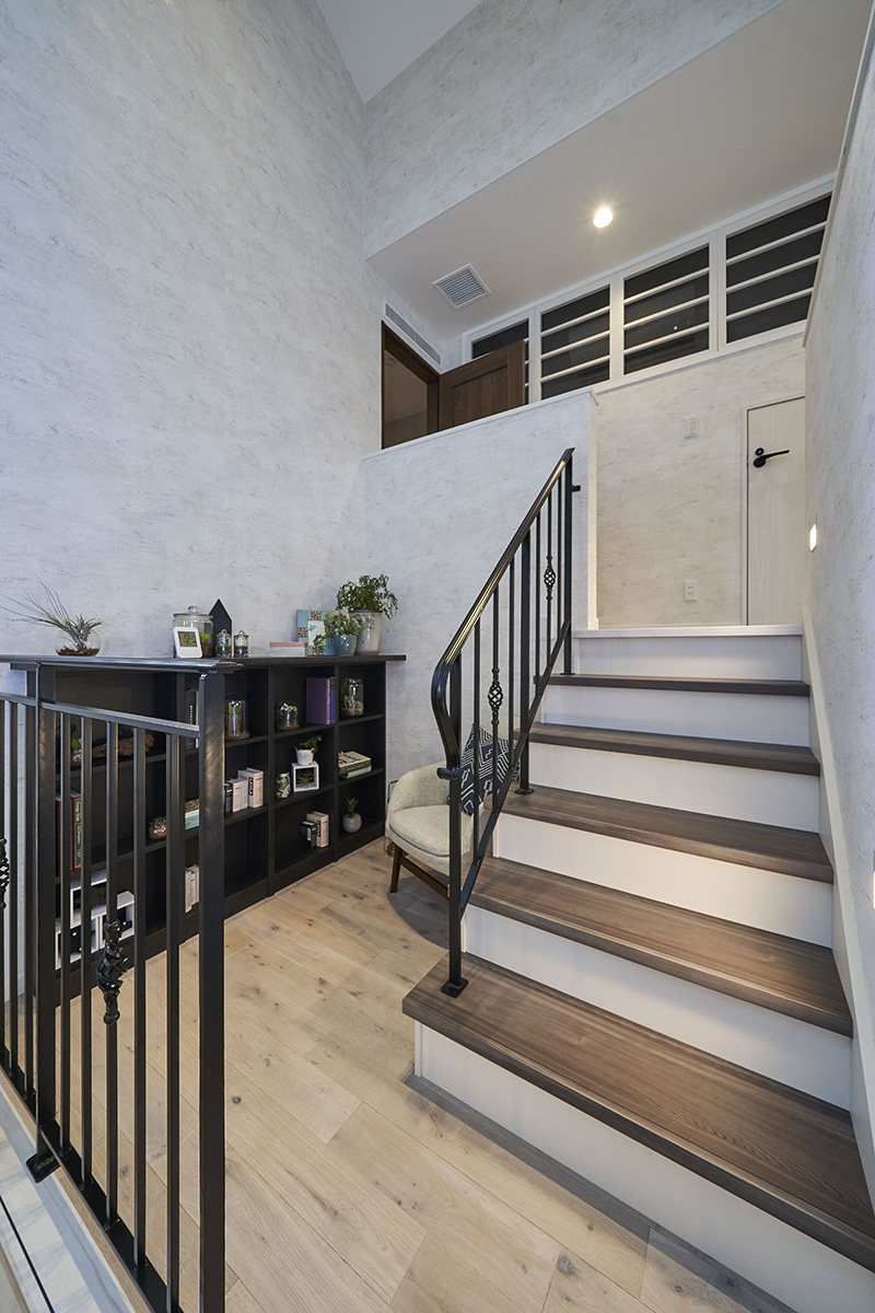 ［埼玉県上尾市］ダブル断熱仕様で電気を自給自足するZEH（ゼロエネルギーハウス）ヤマト住建モデルハウスの階段途中に設けた読書コーナー