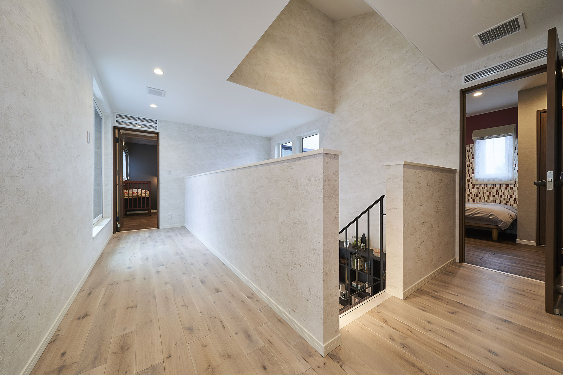 ［埼玉県上尾市］ダブル断熱仕様で電気を自給自足するZEH（ゼロエネルギーハウス）ヤマト住建モデルハウスの階段を中心に回遊する2階ホール