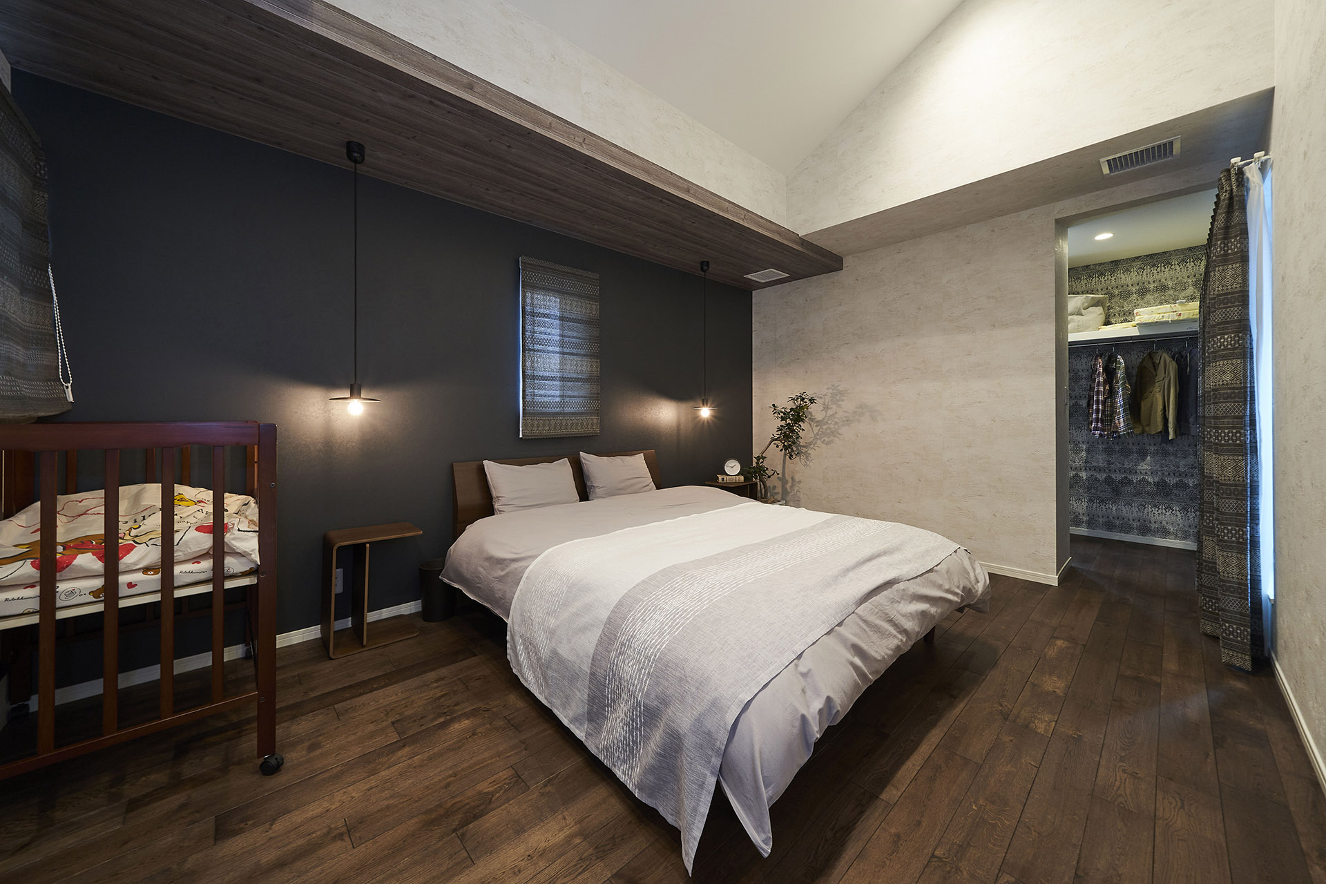 ［埼玉県上尾市］ダブル断熱仕様で電気を自給自足するZEH（ゼロエネルギーハウス）ヤマト住建モデルハウスの勾配天井の主寝室