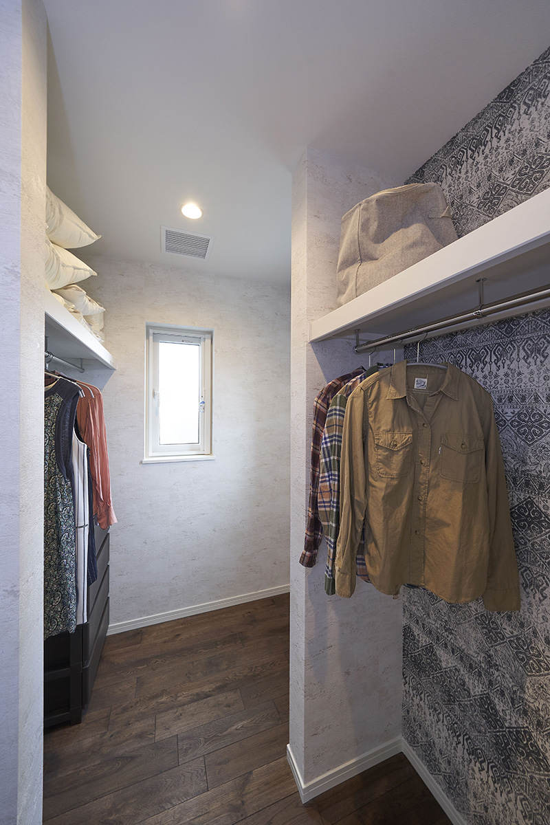 ［埼玉県上尾市］ダブル断熱仕様で電気を自給自足するZEH（ゼロエネルギーハウス）ヤマト住建モデルハウスの主寝室のウォークインクローゼット