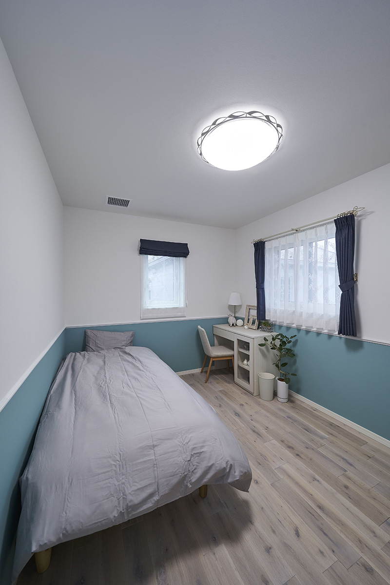 ［埼玉県上尾市］ダブル断熱仕様で電気を自給自足するZEH（ゼロエネルギーハウス）ヤマト住建モデルハウスの爽やかなツートンカラーのクロスの2階洋室