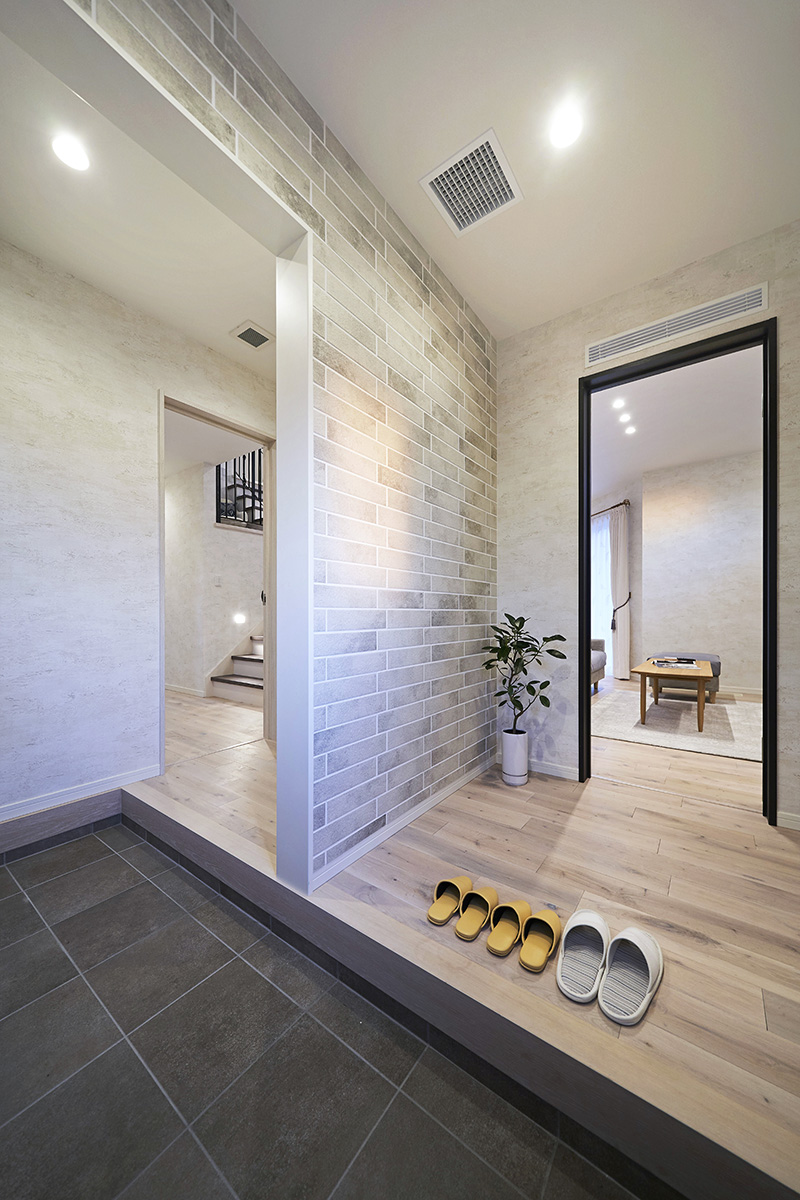 ［埼玉県上尾市］ダブル断熱仕様で電気を自給自足するZEH（ゼロエネルギーハウス）ヤマト住建モデルハウスの2way玄関