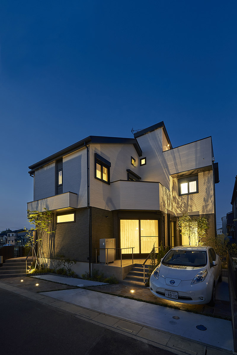 ［埼玉県上尾市］ダブル断熱仕様で電気を自給自足するZEH（ゼロエネルギーハウス）ヤマト住建モデルハウスの夜景
