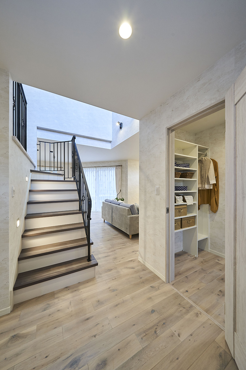 ［埼玉県上尾市］ダブル断熱仕様で電気を自給自足するZEH（ゼロエネルギーハウス）ヤマト住建モデルハウスのリビングのひな壇階段