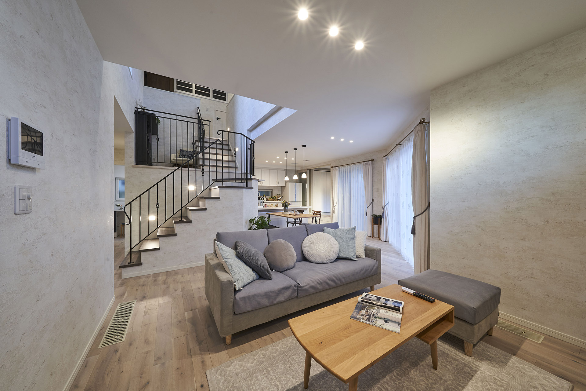 ［埼玉県上尾市］ダブル断熱仕様で電気を自給自足するZEH（ゼロエネルギーハウス）ヤマト住建モデルハウスの無垢床のナチュラルリビング