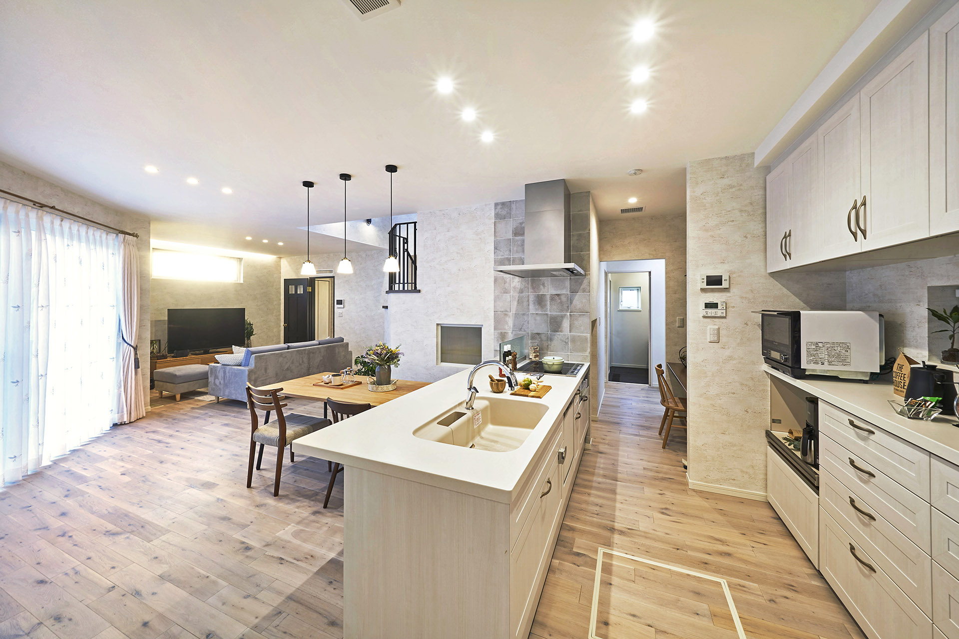 ［埼玉県上尾市］ダブル断熱仕様で電気を自給自足するZEH（ゼロエネルギーハウス）ヤマト住建モデルハウスの回遊動線のダイニング・キッチン