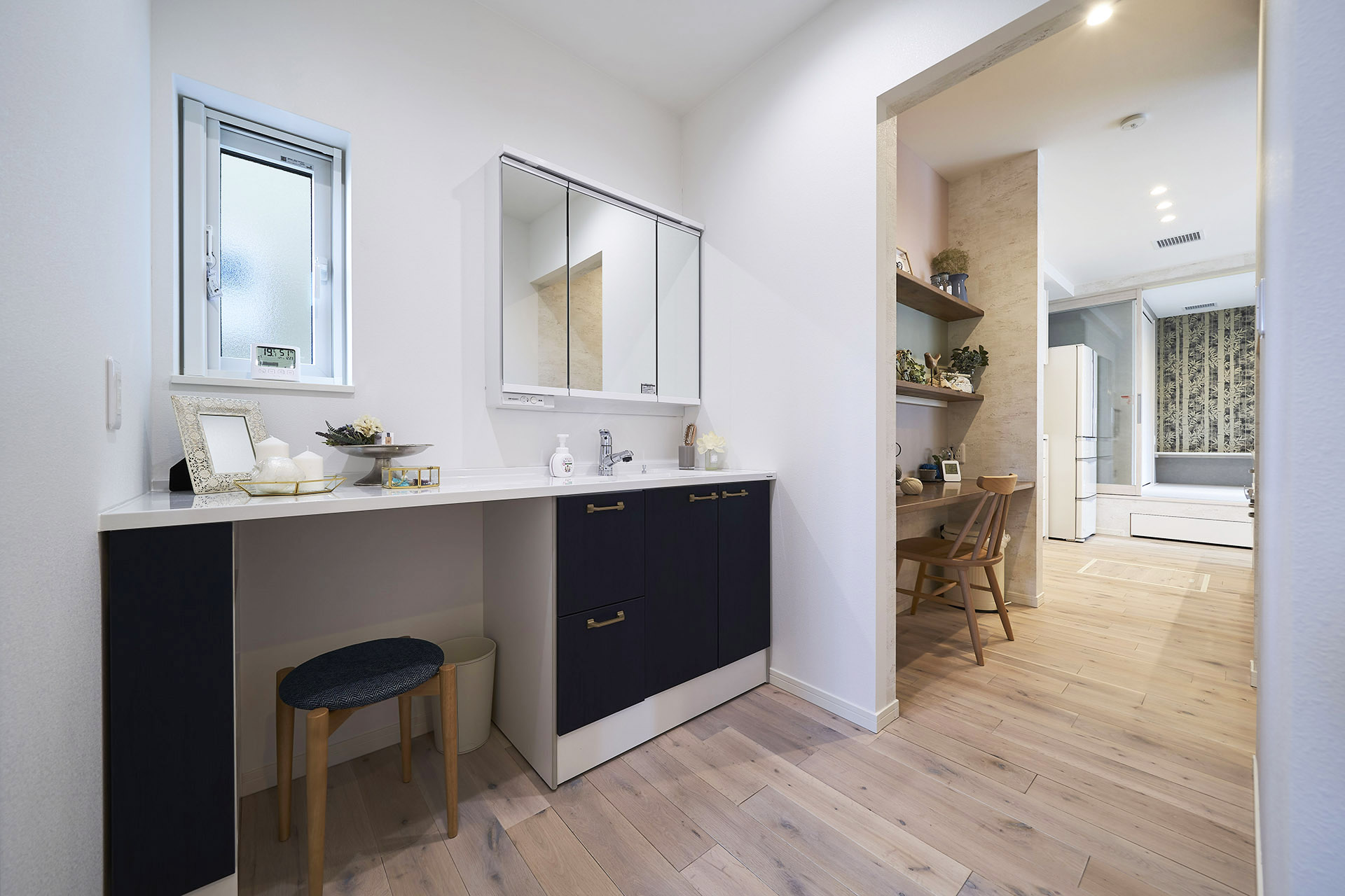 ［埼玉県上尾市］ダブル断熱仕様で電気を自給自足するZEH（ゼロエネルギーハウス）ヤマト住建モデルハウスの2way動線の洗面室