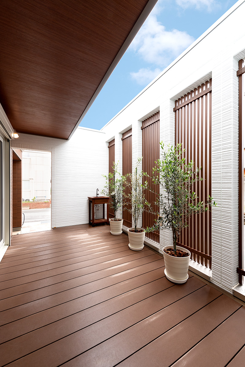 ［滋賀県彦根市］ダブル断熱仕様で電気を自給自足するZEH（ゼロエネルギーハウス）ヤマト住建モデルハウスのウッドデッキのパーティロジア