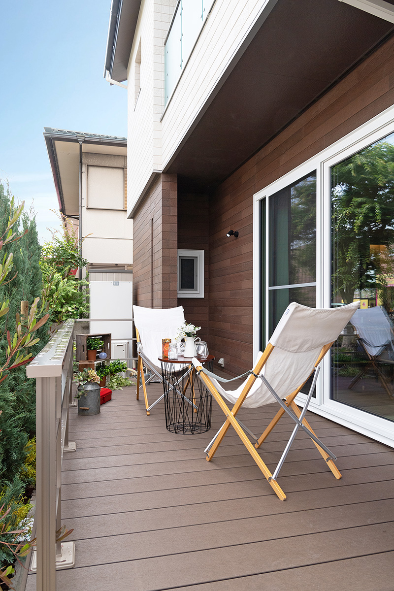 ［神戸市西区］ダブル断熱仕様のZEH（ゼロエネルギーハウス）ヤマト住建モデルハウスのダイニングに繋がるカフェテラス