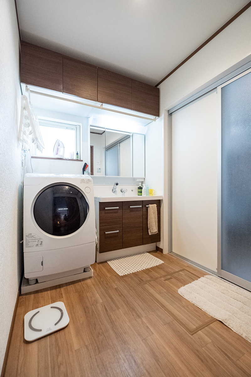 ［神奈川県相模原市］高気密・高断熱の省エネ住宅ヤマト住建の建築実例二世帯住宅の広い洗面室