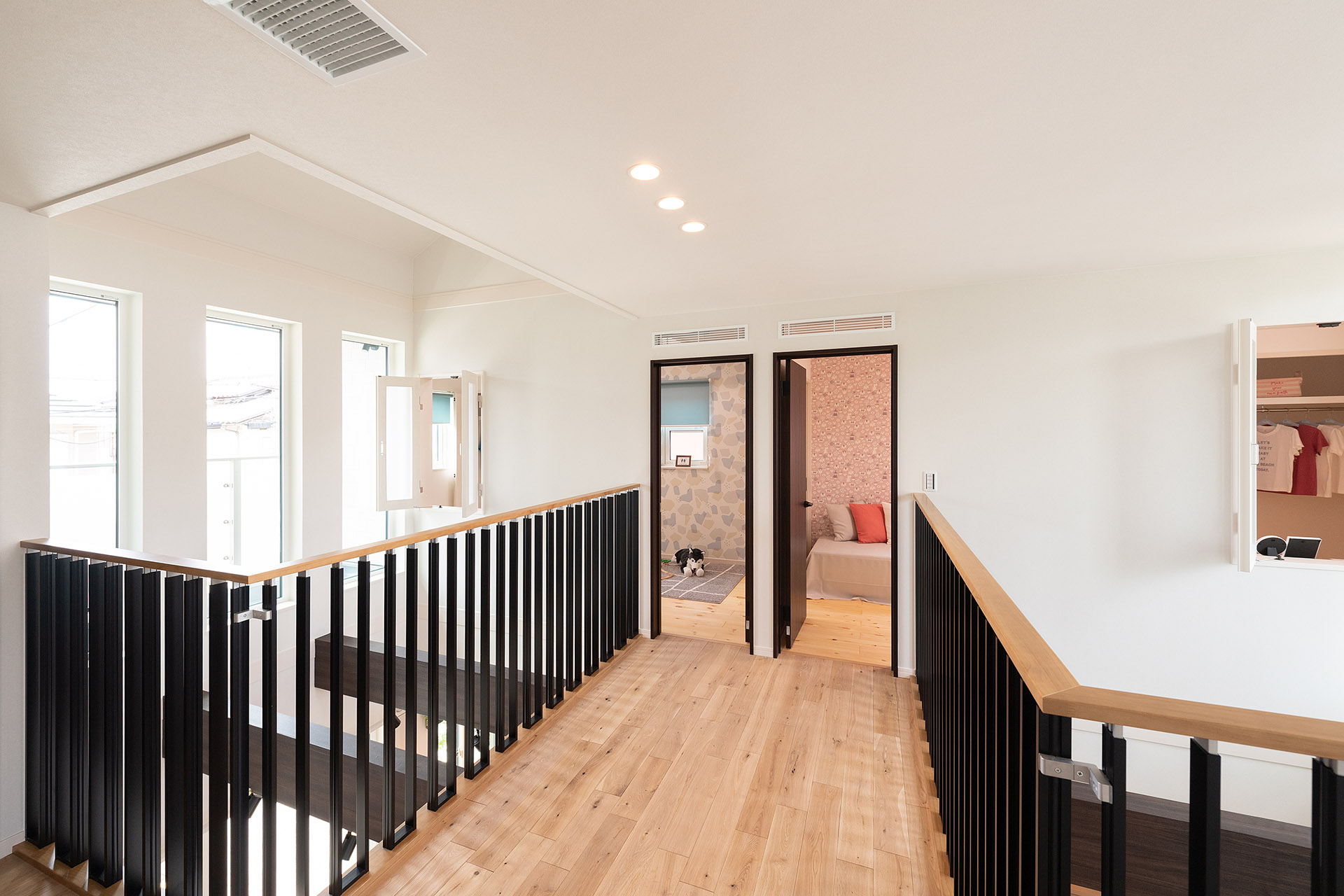 ［神戸市西区］ダブル断熱仕様のZEH（ゼロエネルギーハウス）ヤマト住建モデルハウスの2つのバルコニーから光が入る2階ホール