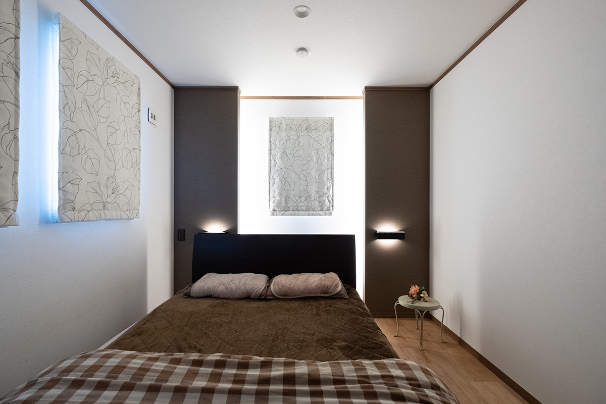 ［神奈川県相模原市］高気密・高断熱の省エネ住宅ヤマト住建の建築実例二世帯住宅の間接照明が幻想的な寝室